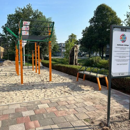 Calisthenics toestel Nippur M 38 Het bord met spelregels help u bij het juiste gebruik van onze calisthenicstoestellen en parken. Locatie Den Haag Hofstede College